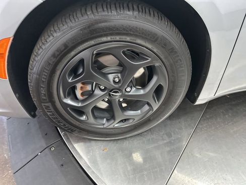 Used 2021 Chrysler Pacifica Limited w/ Uconnect Theater Family Group image 33