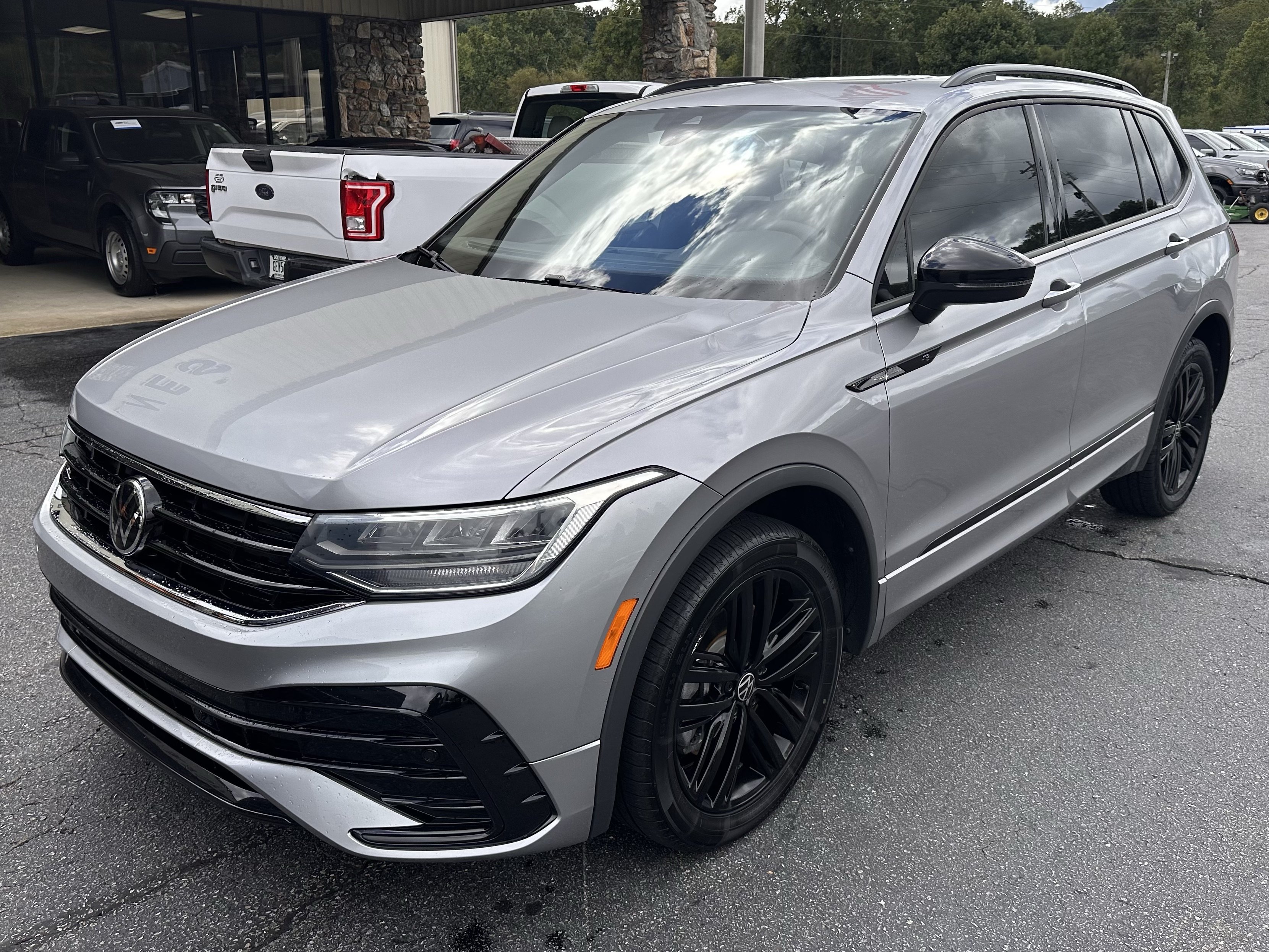 Used 2022 Volkswagen Tiguan SE R-Line FWD image 2