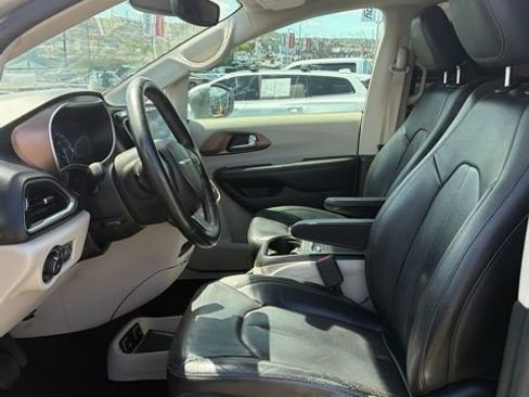 Used 2017 Chrysler Pacifica Touring-L Plus FWD image 23