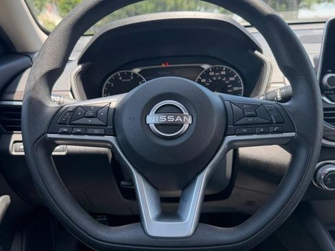 Used 2025 Nissan Altima 2.5 SV FWD image 19