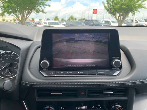 Used 2024 Nissan Rogue SV FWD image 17