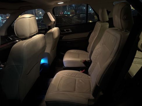 Used 2017 Ford Explorer Platinum image 10
