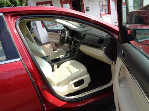 Used 2014 Lincoln MKS FWD image 17