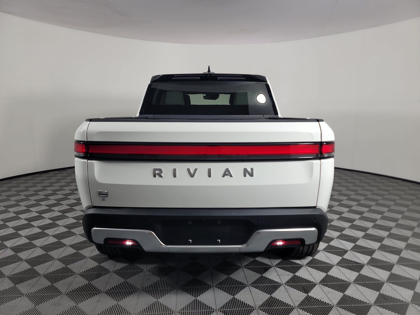 Used 2023 Rivian R1T Adventure Dual AWD/4WD image 4