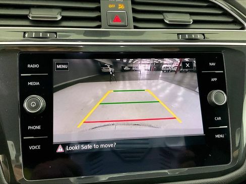 Used 2018 Volkswagen Tiguan SEL AWD/4WD image 14