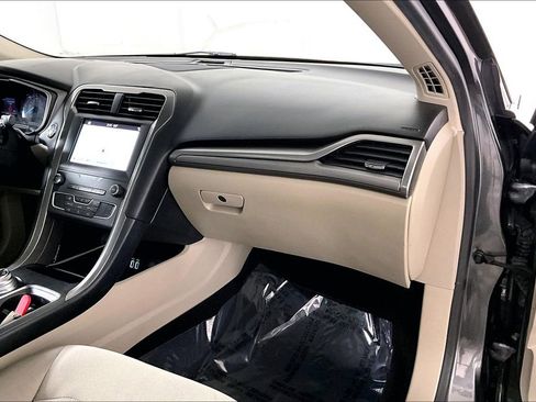 Used 2019 Ford Fusion SE image 16