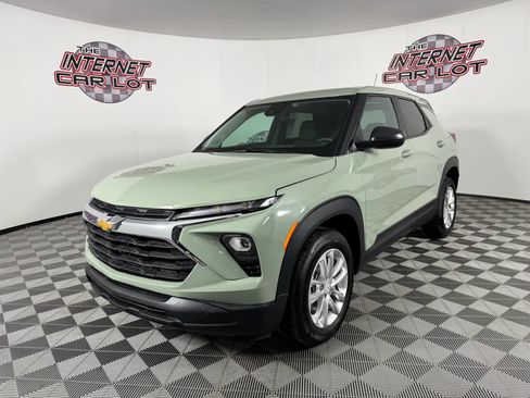 Used 2025 Chevrolet TrailBlazer LS w/ LS Convenience Package image 3