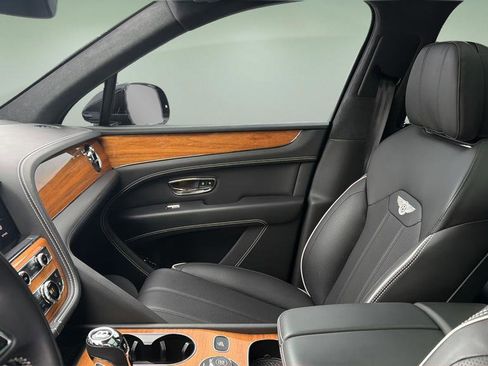 Used 2021 Bentley Bentayga image 22