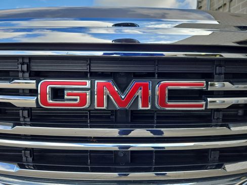 Used 2023 GMC Acadia SLE w/ Driver Convenience Package FWD image 11