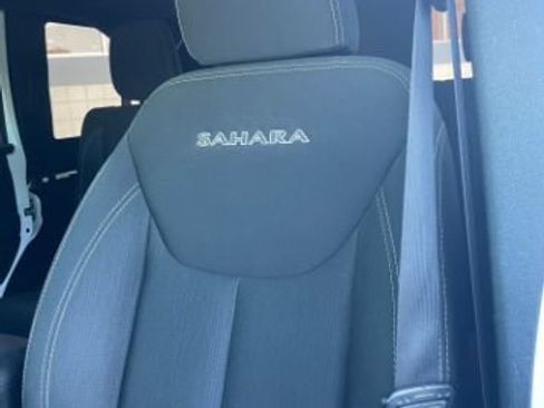 Used 2017 Jeep Wrangler Unlimited Sahara w/ Connectivity Group AWD/4WD image 11