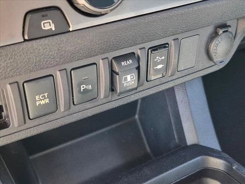 Used 2018 Toyota Tacoma SR5 RWD image 10