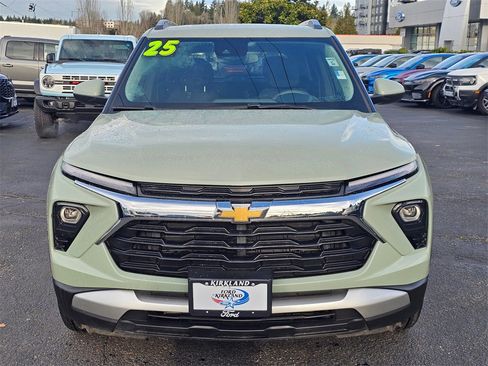 Used 2025 Chevrolet TrailBlazer LT image 2