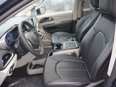 Certified 2024 Chrysler Pacifica Touring-L image 16