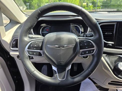 Used 2023 Chrysler Pacifica Touring-L FWD image 26
