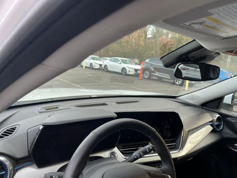 Used 2025 Chevrolet Trax LT w/ LT Convenience Package image 31