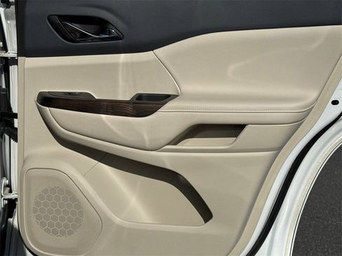 Used 2022 GMC Acadia Denali w/ Denali Technology Package image 15