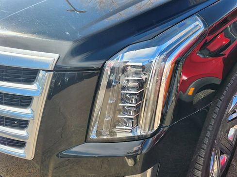 Used 2015 Cadillac Escalade Luxury image 12