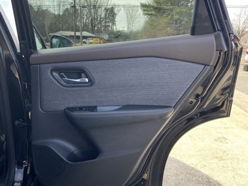 Used 2022 Nissan Rogue SV image 17