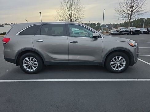 Used 2017 Kia Sorento L image 9