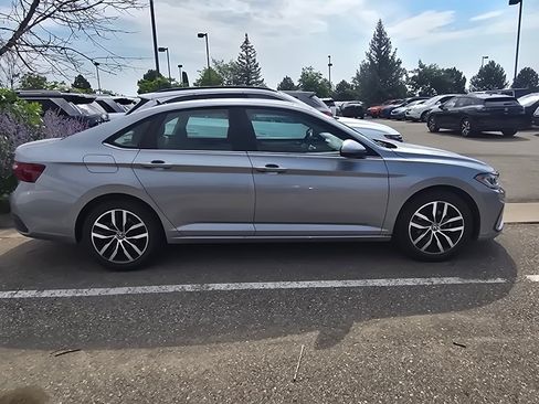 Used 2025 Volkswagen Jetta SE FWD image 6