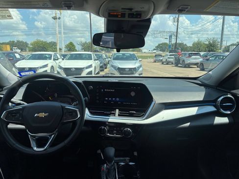 Used 2025 Chevrolet Trax LT w/ LT Convenience Package FWD image 30
