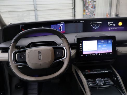 Used 2024 Lincoln Nautilus Premier image 18