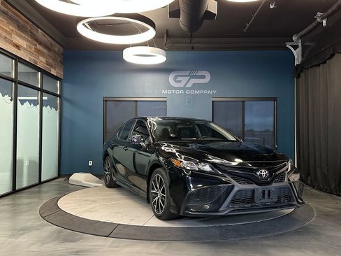 Used 2021 Toyota Camry SE FWD image 1