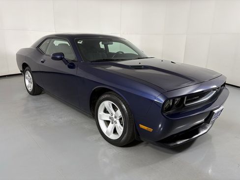 Used 2014 Dodge Challenger SXT image 2