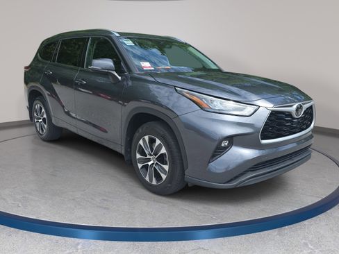 Used 2020 Toyota Highlander XLE AWD/4WD image 3