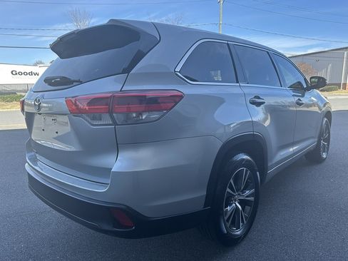 Used 2017 Toyota Highlander LE image 5