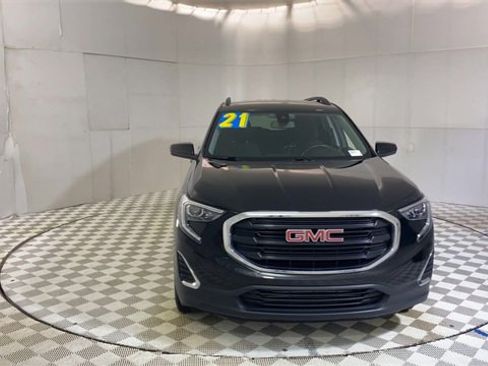 Used 2021 GMC Terrain SLE w/ Driver Convenience Package image 3