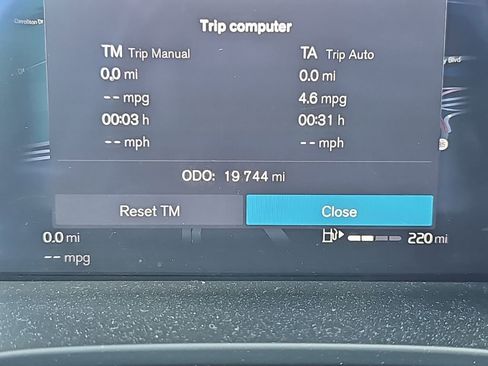 Certified 2025 Volvo XC40 B5 Plus AWD/4WD image 18