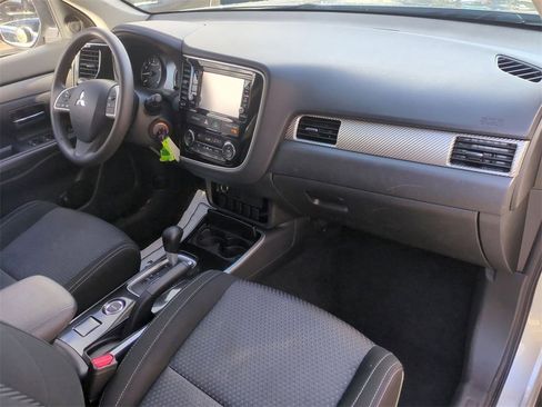 Used 2018 Mitsubishi Outlander ES image 27