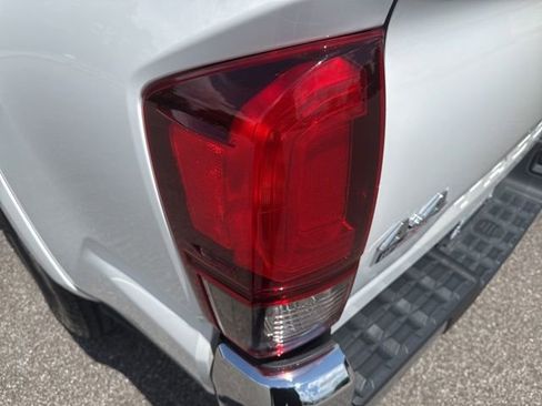 Used 2019 Toyota Tacoma SR5 AWD/4WD image 10