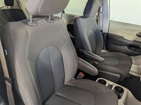 Used 2022 Chrysler Voyager LX image 34