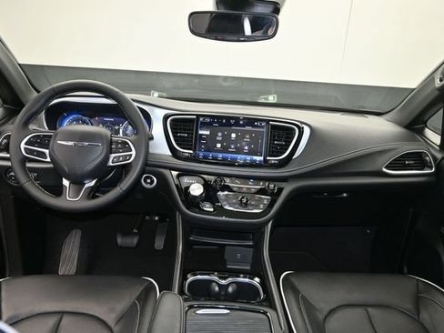 Used 2026 Chrysler Pacifica Limited FWD image 13