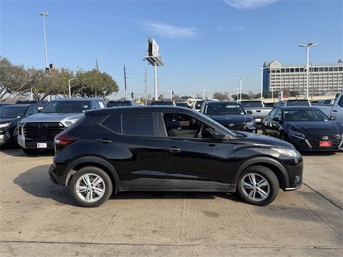 Used 2021 Nissan Kicks S image 4