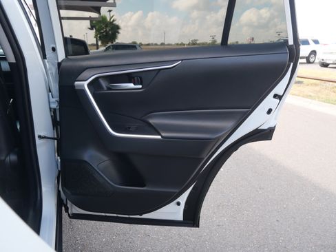 Used 2021 Toyota RAV4 XLE Premium image 11