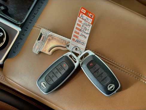 Used 2024 Nissan Pathfinder Platinum AWD/4WD image 4