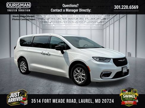Used 2024 Chrysler Pacifica Touring-L FWD image 1