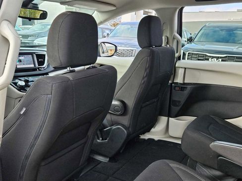 Used 2023 Chrysler Voyager LX image 19