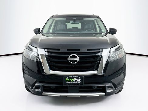 Used 2025 Nissan Pathfinder SL FWD image 2