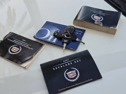 Used 2007 Cadillac Escalade EXT Base AWD 4dr Crew Cab SB w/ Information Package image 73