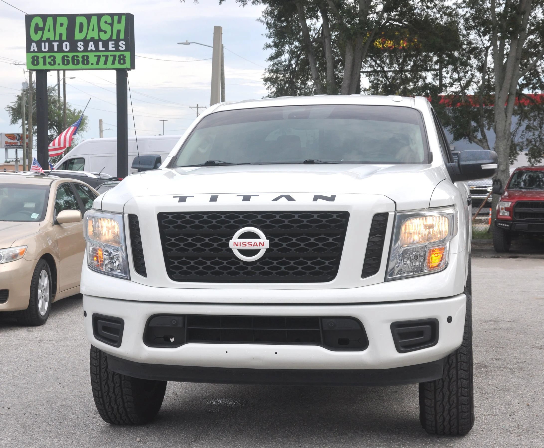 Used 2018 Nissan Titan SV w/ SV Convenience Package RWD image 14