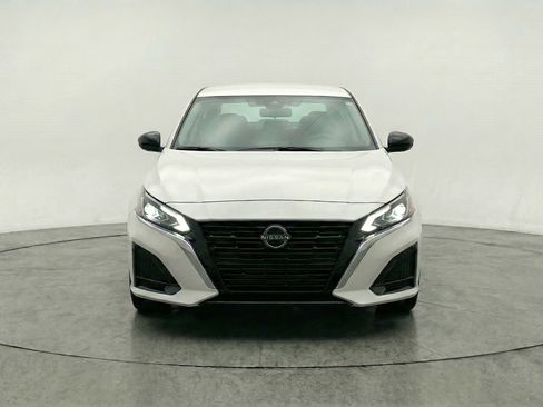 Used 2025 Nissan Altima 2.5 SV FWD image 2