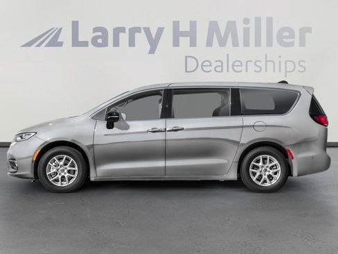 New 2026 Chrysler Pacifica Select image 4