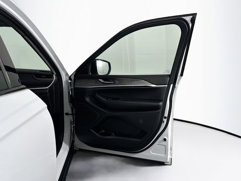 Used 2023 Jeep Grand Cherokee L Limited image 35