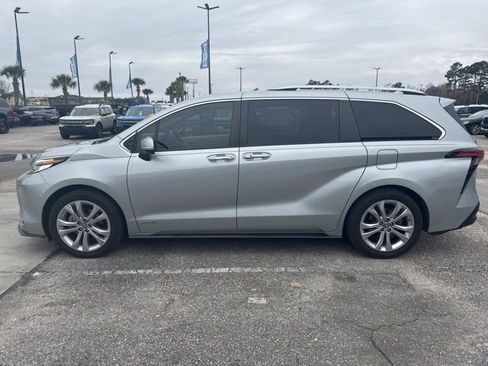 Used 2021 Toyota Sienna Platinum image 4