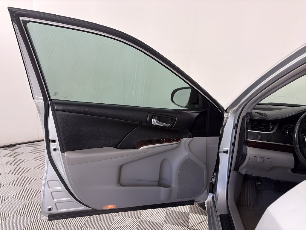 Used 2013 Toyota Camry XLE w/ Convenience Pkg FWD image 10