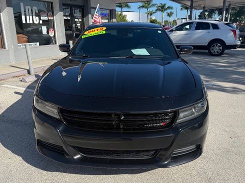 Used 2019 Dodge Charger SXT RWD image 2